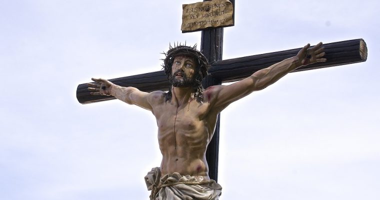 Dlaczego Jezus wiszący na krzyżu jest tak ważnym symbolem dla katolików?