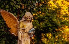 Anioły i Święci: jak na życie niektórych świętych wpłynęły anioły