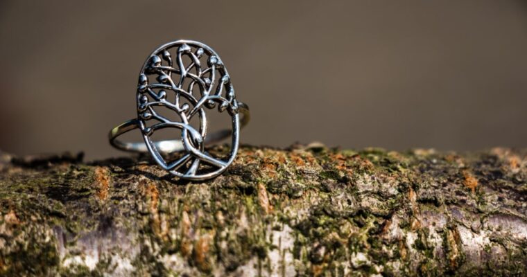 Biżuteria z symbolem drzewa życia: dlaczego i kiedy warto podarować ją w prezencie?
