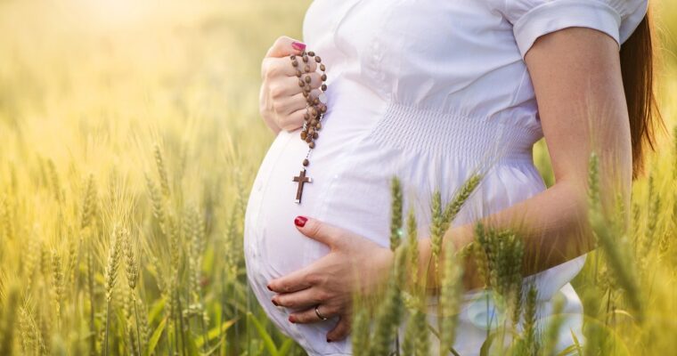 Najpopularniejsze modlitwy dla przyszłych matek i 5 pomysłów na prezent dla nich