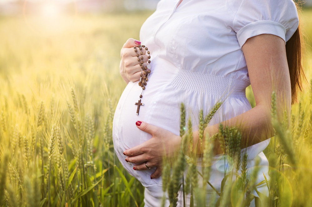 Najpopularniejsze modlitwy dla przyszłych matek i 5 pomysłów na prezent dla nich