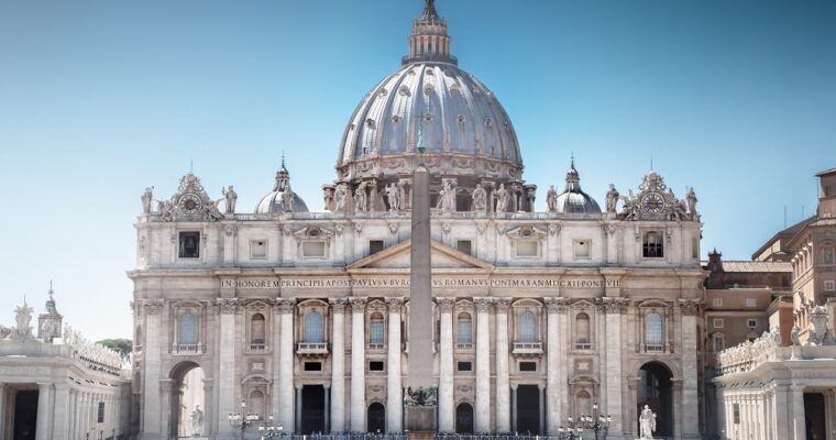 San Pietro in Vaticano: Kościół symboliczny dla całego świata chrześcijańskiego