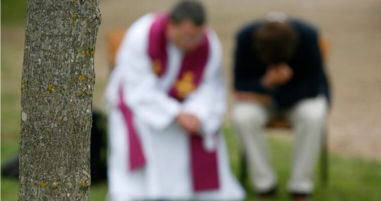 Grzechy powszednie: czym są i czym różnią się od grzechów śmiertelnych