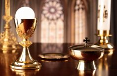 Kielichy, cyboria i pateny: jak czyścić akcesoria liturgiczne Kielichy, cyboria i pateny