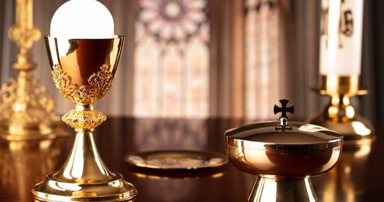 Kielichy, cyboria i pateny: jak czyścić akcesoria liturgiczne