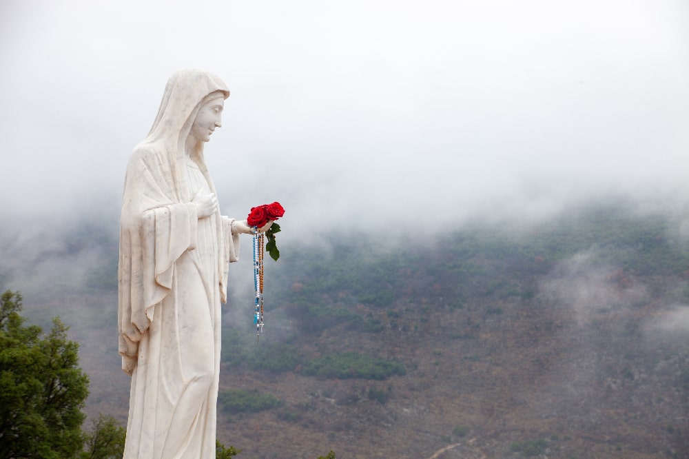 Symbole maryjne: czym są i jakie mają znaczenie
