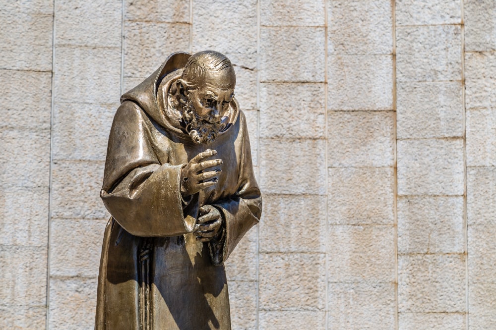 Grupy modlitewne Padre Pio: silne nabożeństwo do Świętego w Anglii